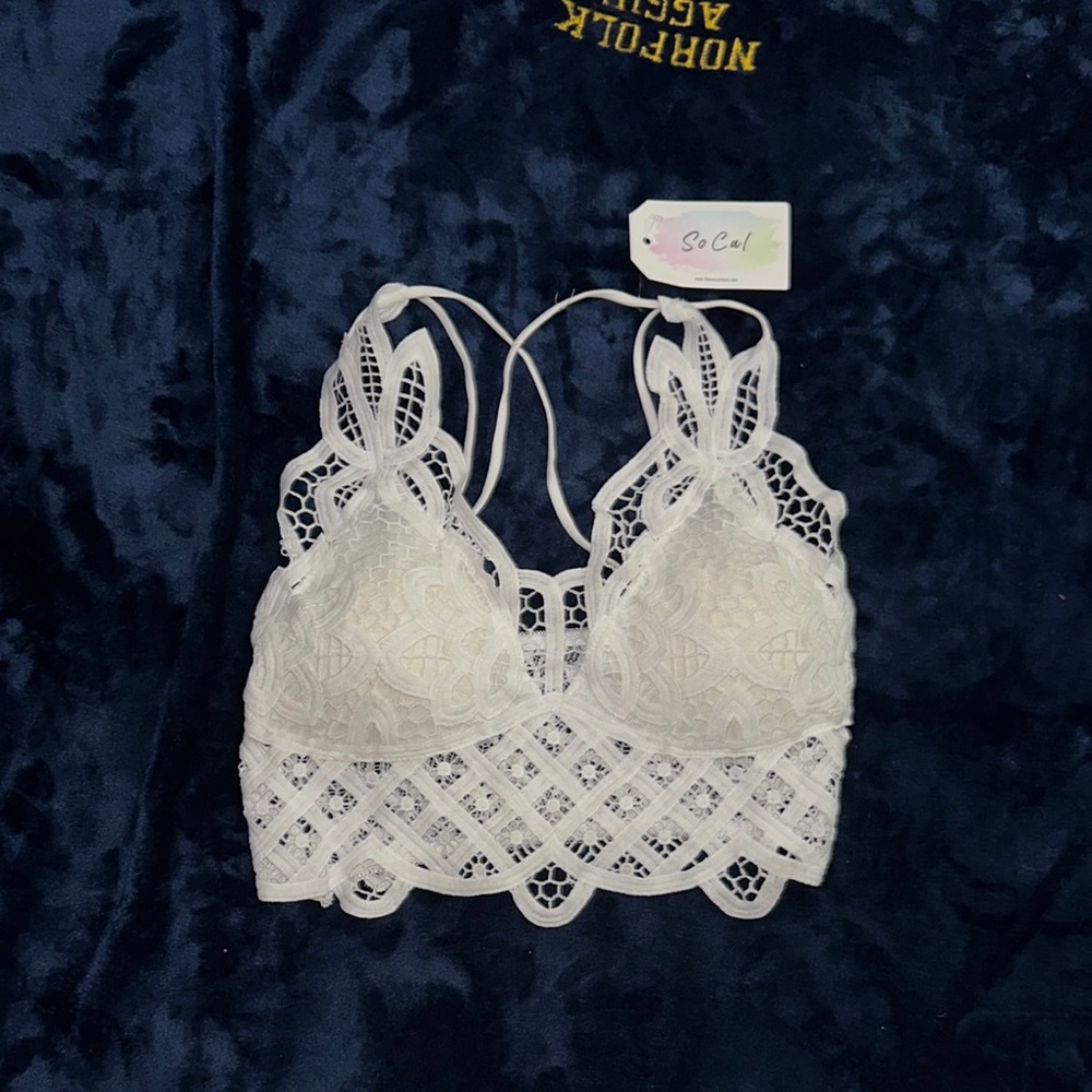 White Lace Bra with Delicate Floral Patterns